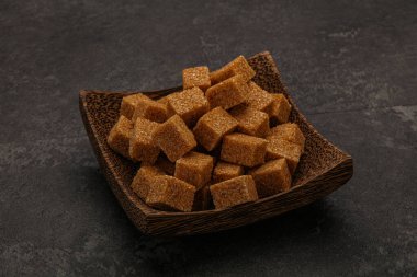 Kahverengi baston şeker yavruları kasede