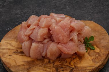 Pişirmek için çiğ tavuk göğsü.