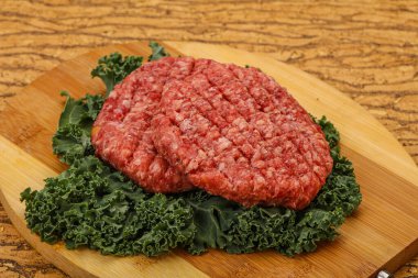 Izgara için çiğ sığır eti pirzolası.