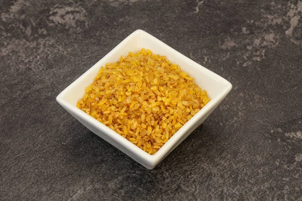 Vejetaryen mutfağı. Kasede pişirmek için kuru bulgur.