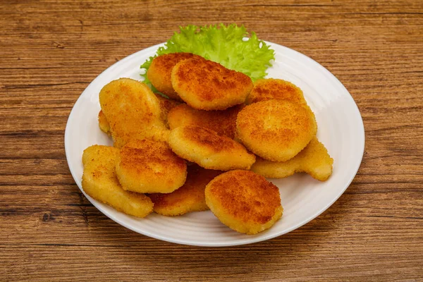 Stekta Läckra Kycklingnuggets Serveras Salladsblad — Stockfoto