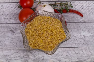 Dolapta çiğ altın bulgur, domates ve sarımsaklı. 