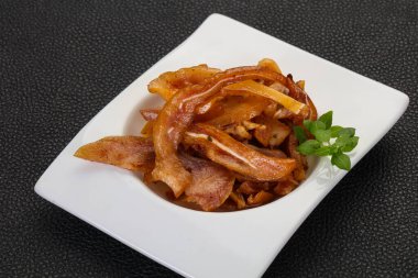 Kasede domuz kulağı var.