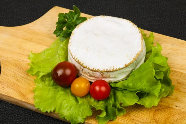 Queijo Camembert Delicoso Com Folhas Salada — Fotografia de Stock