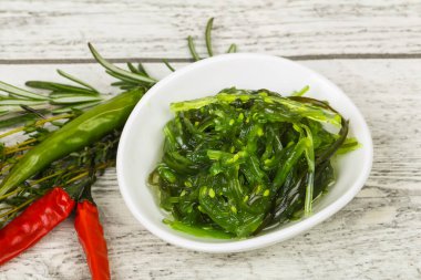 Susamlı yosun salatası Chuka.