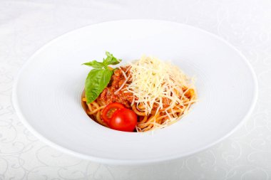 Bolognese makarna fesleğen yaprakları ile