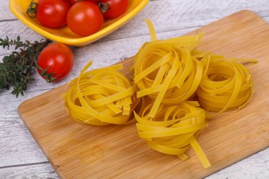 Pişmemiş makarna fettuccini domates ve kekik ile