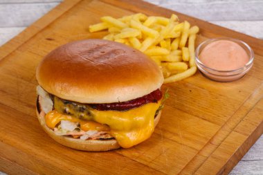 Burger sığır eti, peynir, domates, salatalık ve buzdağı salatası turşusu