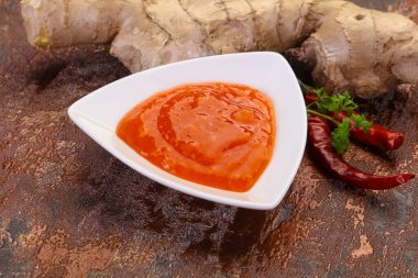 Kök ve biberli zencefil sosu.