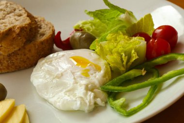 Ekmek ve peynirli Benedict yumurtası zeytin servis edildi.