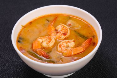 Karidesli ünlü Tayland Tom Yam çorbası.