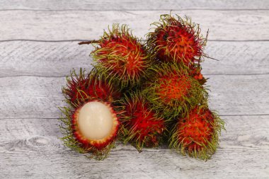 Tropikal tatlı egzotik meyve Rambutan yığını