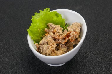 Kremalı ve kuru domatesli tavuk ciğeri kekik servis edildi.