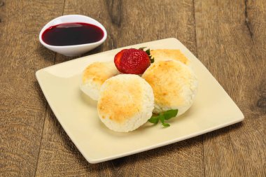 Reçelli krep ve naneli çilek.