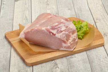 Çiğ domuz eti pişirmeye hazır.