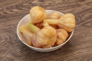 Kasede marine edilmiş taze sarımsak.