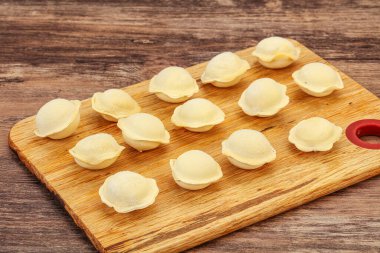 Pişirmek için çiğ etli börek.