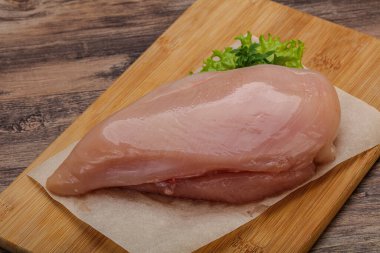 Pişirmek için çiğ tavuk göğsü.