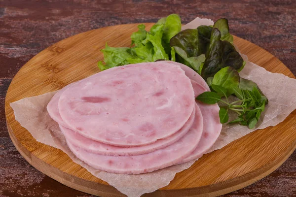 Nakrájené Chutné Ham Předkrm Podávané Salátové Listy — Stock fotografie