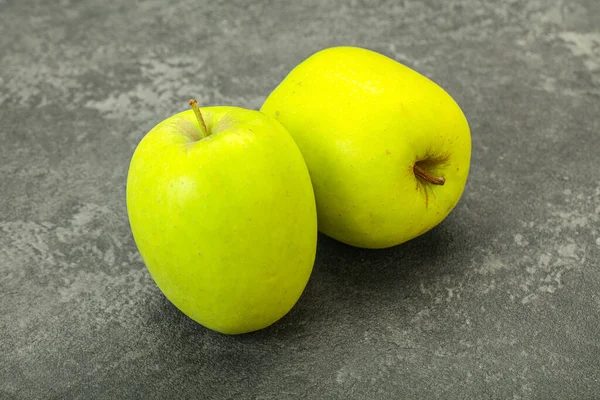 Deux Pommes Savoureuses Vertes Vertes Mûres — Photo