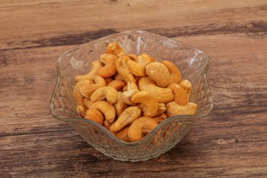 Kavrulmuş kaju yığını kasede