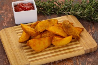 Biberiye ve soslu kızarmış patates dilimleri.