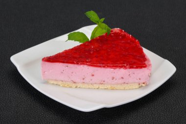 Yumuşak ahududu cheesecake plaka nane servis