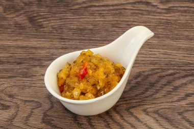 Salatalık ve hardal tohumlu sos.