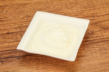 Süt ekşi krema kasede