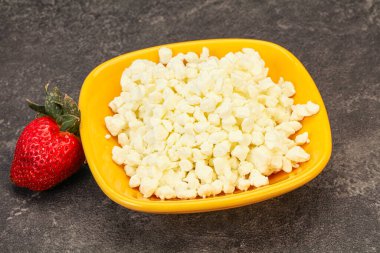 Beslenme yiyeceği - kasede tahıl süzme peynir