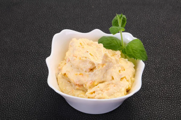 Nane yaprağı servis edilmiş kayısı ile kaymak.