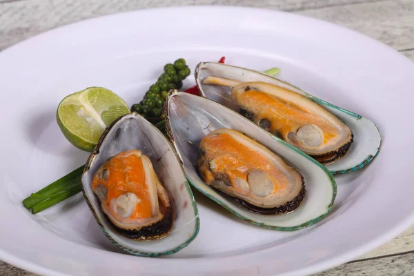 Limonlu ve yeşil biberli yarım midye.