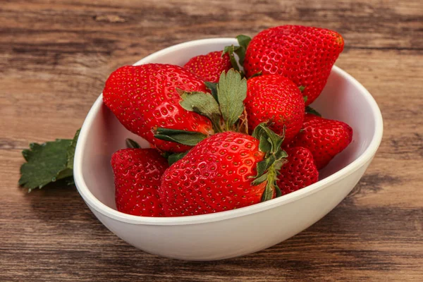 用叶子把甜草莓放在碗里 — 图库照片