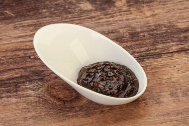 Kasede acı biber sosu var.