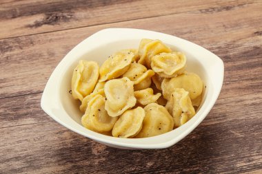 Et ve baharatlı Rus geleneksel hamur tatlısı.