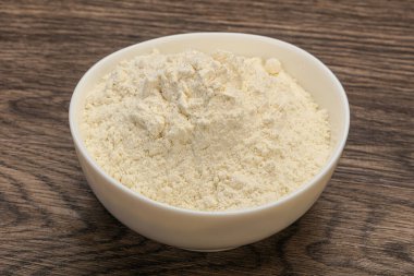 Buğday unu kasede yemek pişirmek için.