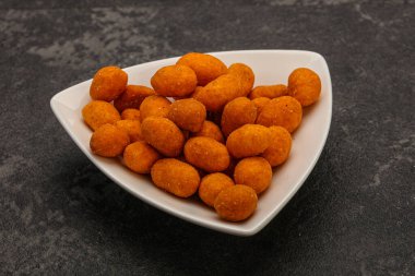 Baharatlı bbq fıstık yığını kasede