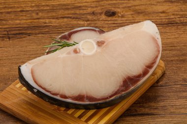 Çiğ köpekbalığı bifteği pişirmek için biberiye servis edilir.