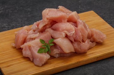 Pişirmek için çiğ tavuk göğsü.