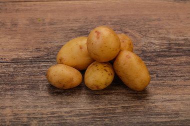Çiğ taze patates yığını.