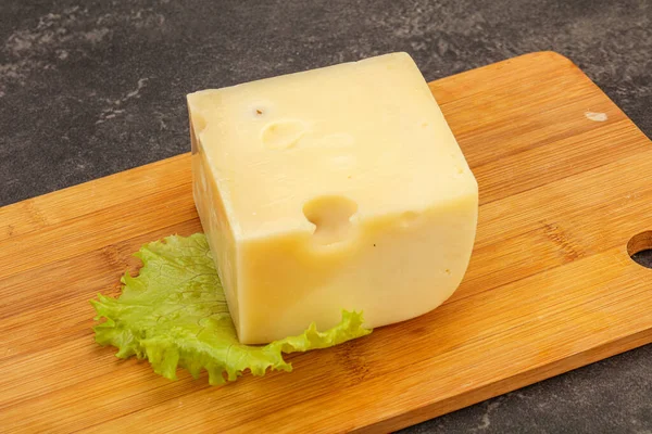 Emmental Ser Nad Deską Drewnianą Serwowane Sałatki — Zdjęcie stockowe