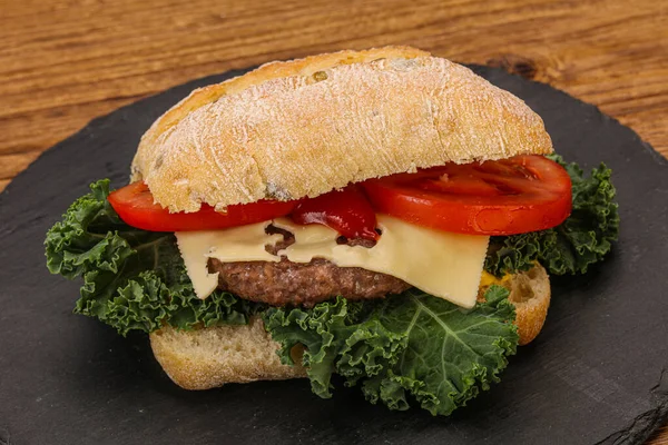 Pan Ciabatta Italiano Con Chuleta Hamburguesa —  Fotos de Stock