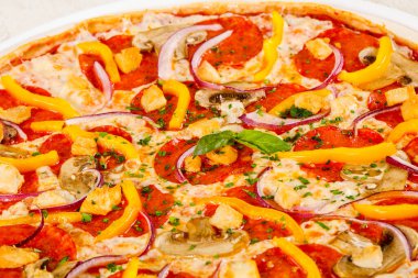 Salamlı, peynirli ve mantarlı pizza. 