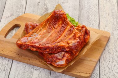 Çiğ domuz pirzolası pişirmeye hazır.