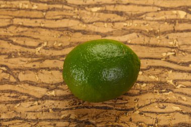 Ahşap zemin üzerinde olgun yeşil kireç