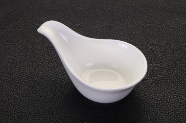 Siyah arka plan üzerinde beyaz porselen kase