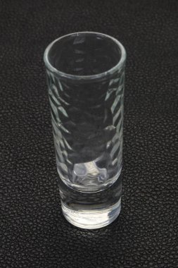 Boş bardak fincan siyah arka plan üzerinde