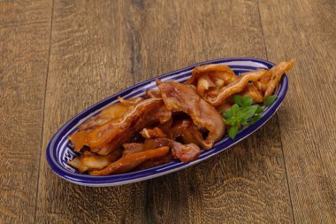 Kasede domuz kulağı var.