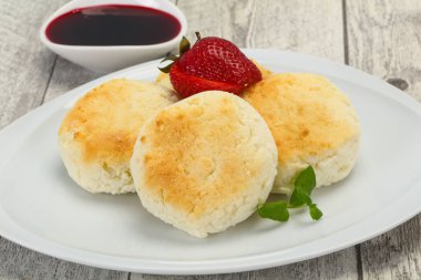 Reçelli krep ve naneli çilek.