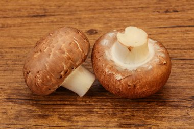 Arka planda Lezzetli Çiğ Kahverengi Şampiyonlar